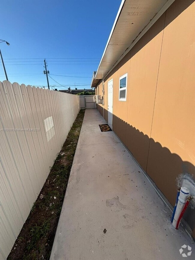 Building Photo - 1940 NW 135th St Unit 1940 Rental