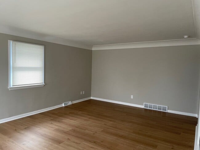 Photo - 1910 Thornapple Ave