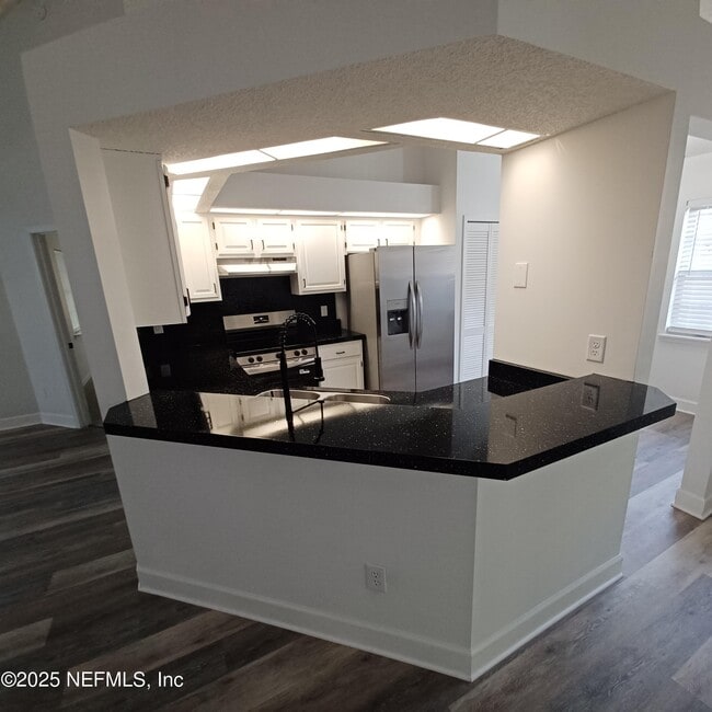 Photo - 7775 Mactavish Way S