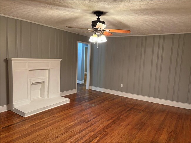 Photo - 111 E Belmont Dr