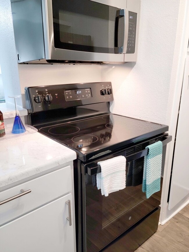 Building Photo - Luxury Features + 6 Weeks Free Rent | Don’... Unit CACC Rental
