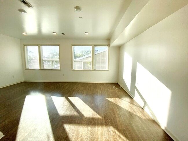 Photo - 4114 Lauriston Street