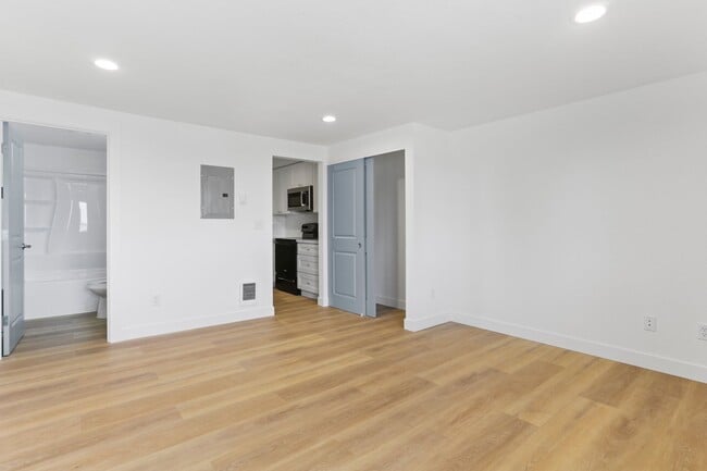 Building Photo - Cozy Studio Apartment -Available Mid-August Unit 7