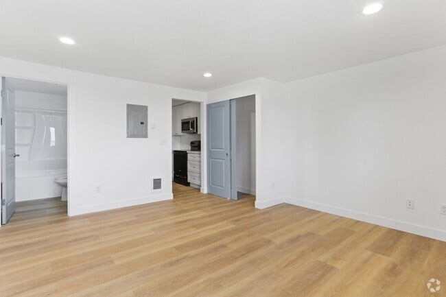 Building Photo - Cozy Studio Apartment -Available Mid-August Unit 7
