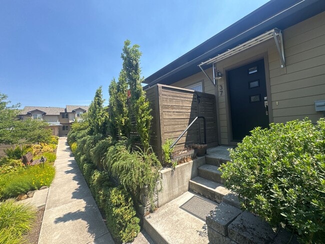 Building Photo - Beautiful 3bd/2bath home