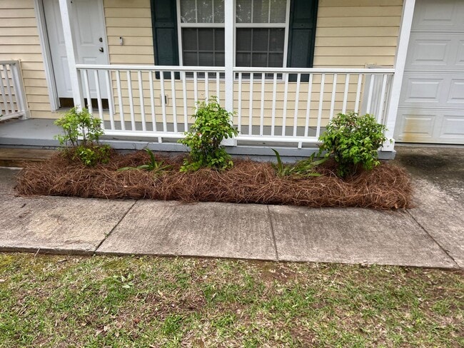 Photo - Get your lake therapy on, with this 3br 1ba close to the lake!