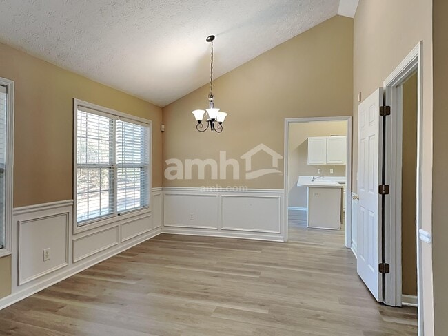 Photo - 725 Windsor Brook Ln