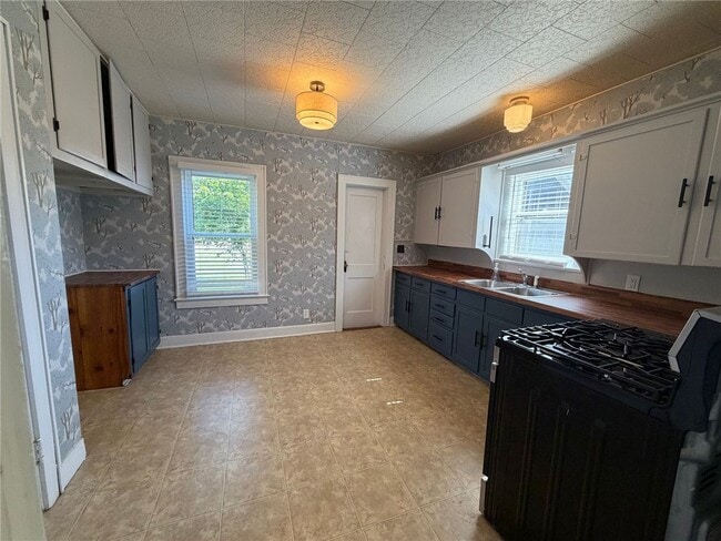 Photo - 403 SW E St