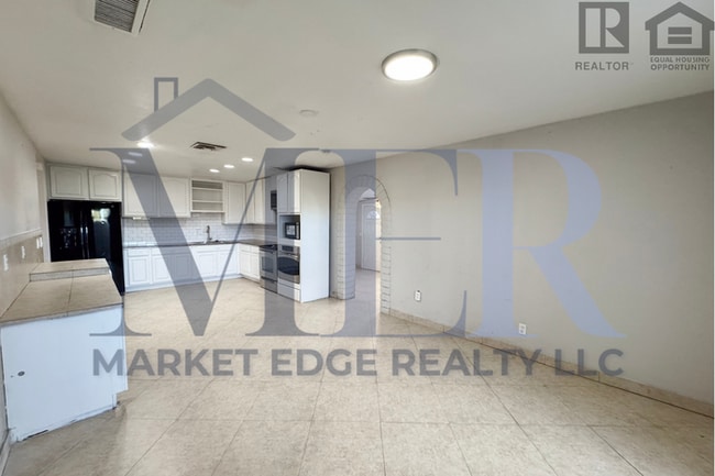 4Bed/3Bath House at Broadway/Mill Ave! $199 MOVE-IN SPECIAL! Ready for Immediate Move-In! -- RV GATE - 4Bed/3Bath House at Broadway/Mill Ave! $199 MOVE-IN SPECIAL! Ready for Immediate Move-In! -- RV GATE