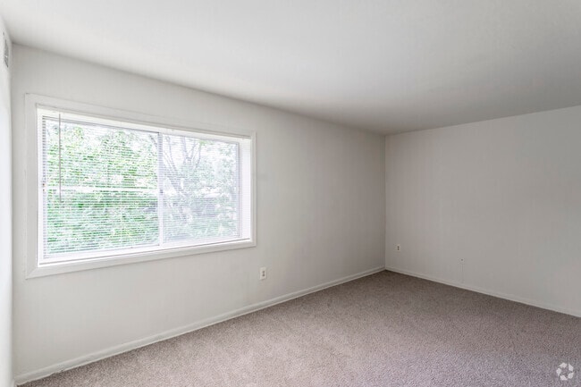 2 BR, 1 BA - 920 SF