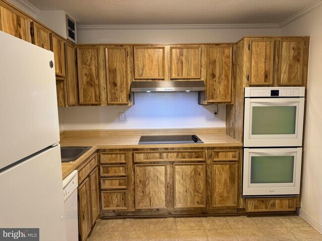 Building Photo - 8350 Greensboro Dr Unit 402