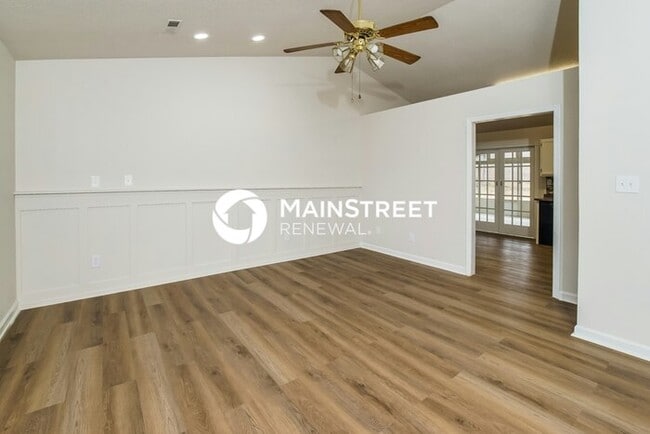 Photo - 3 Bedroom Pet-Friendly Home in Knoxville, TN with Main Street Renewal