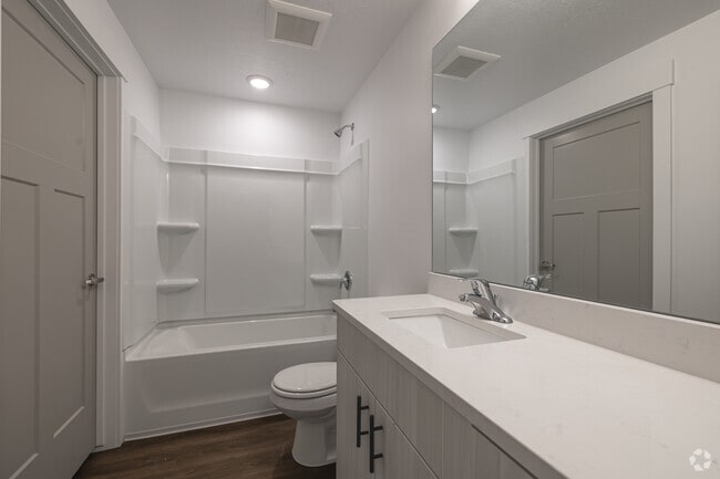 2BR, 2BA - 974SF - Bathroom
