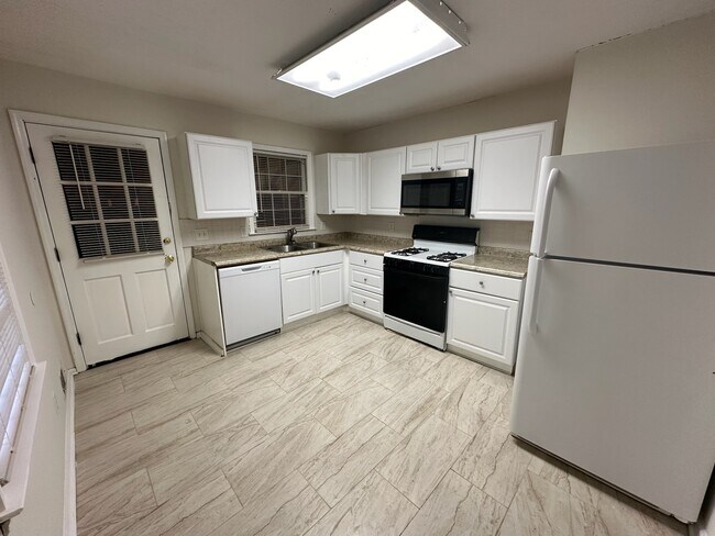 Kitchen - 195 N Etowah Dr Unidad B1