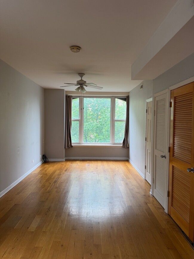 Building Photo - 1368 W Evergreen Ave