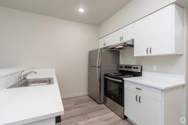 3BR, 2BA - 1,100SF First Floor - 24th & Main Apartments