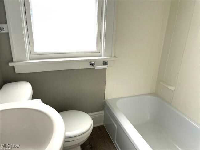 Photo - 2119 Waterbury Rd