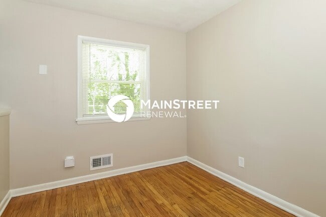 Photo - 3 Bedroom Pet-Friendly Home in Louisville, KY with Main Street Renewal