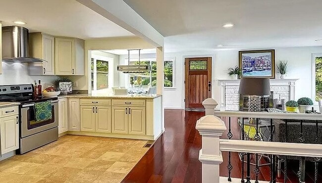 Building Photo - Beautiful, recently remodeled 4 bedroom, 3...