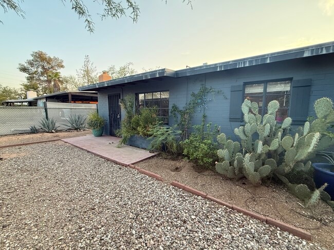 2817 N Desert Ave