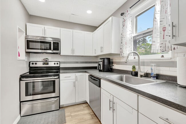 Photo - 3242 Stanhope Ave