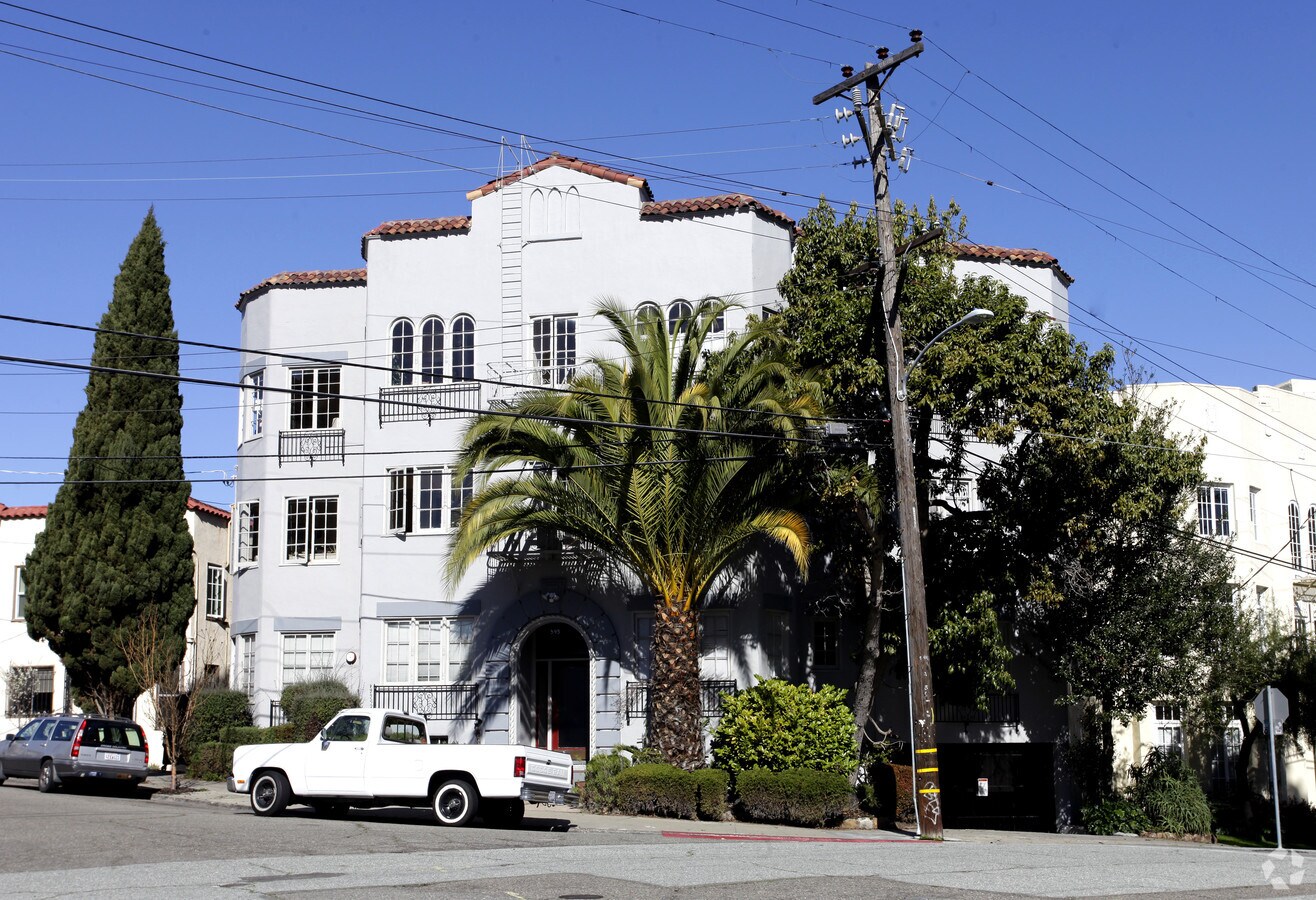 Primary Photo - 595 Merritt Ave Apartments