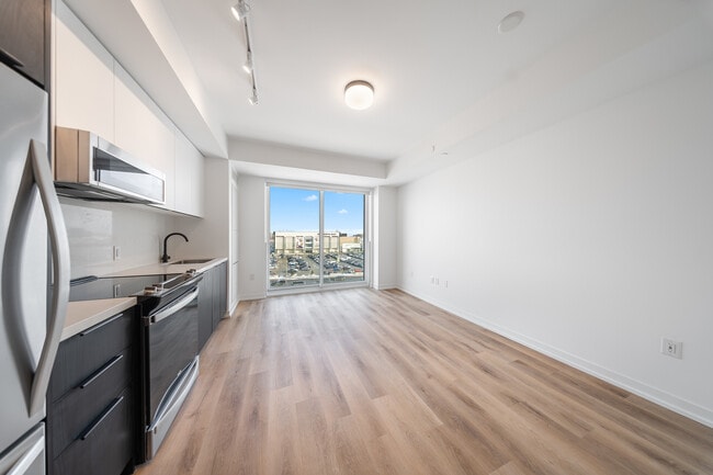 Building Photo - 5 York Garden Wy