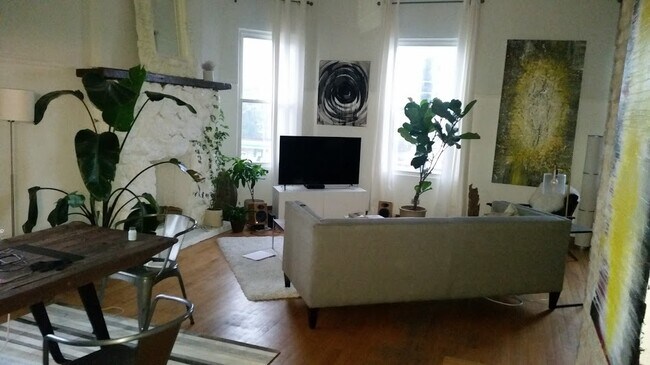 Photo - 2350 W Augusta Blvd