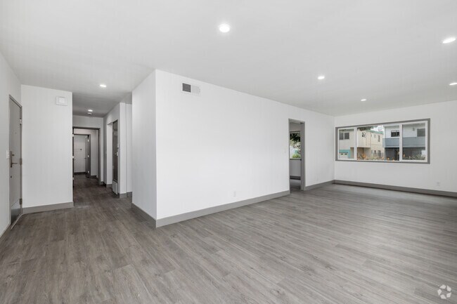 3BD, 2BA - 1,600SF - Living Room - 1408 Barry Ave