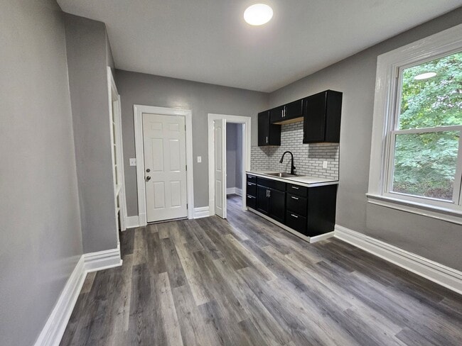 Building Photo - Fully updated 3 Bedroom 1 Bath Apartment f...