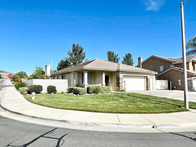 Building Photo - 3 Bed / 2 Bath Pool Home with Big Landscaped Yard & 3-Car Garage