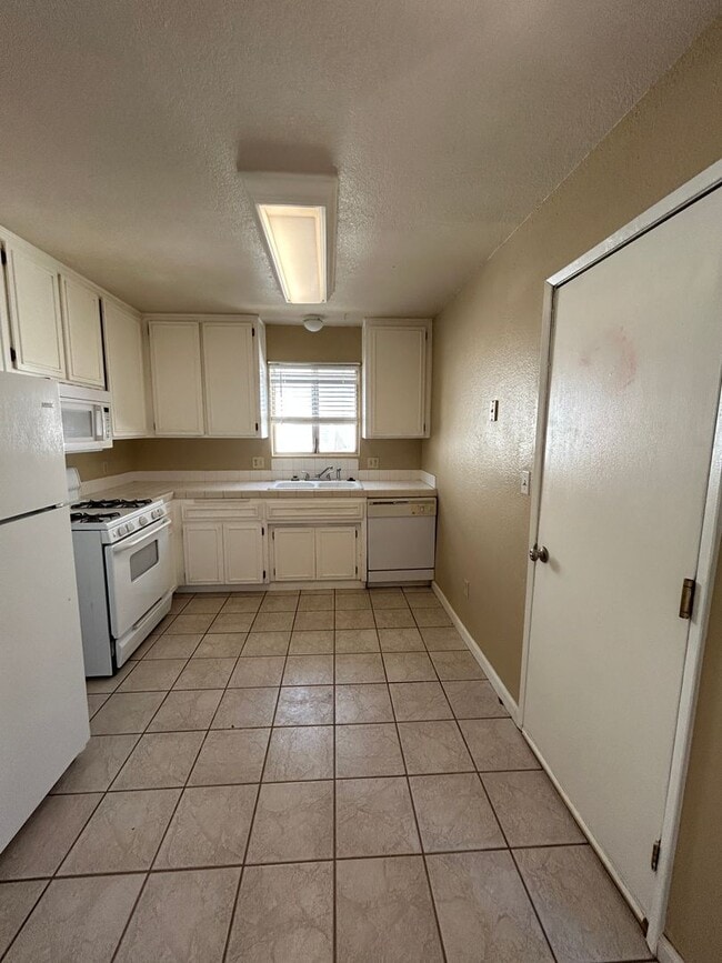 2Bedroom/1 Bath Condo with private Yard an... - 2Bedroom/1 Bath Condo with private Yard an...