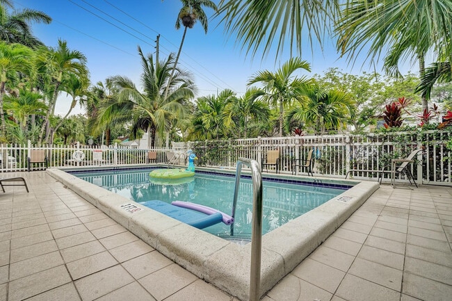 Building Photo - 417 NE 17th Ave Unit 4