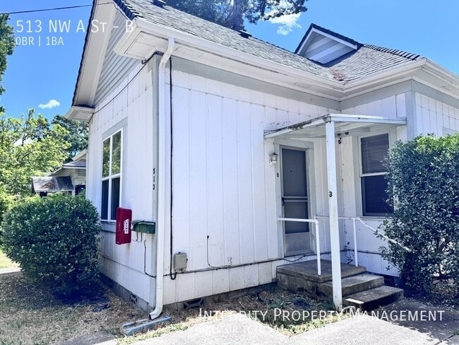 Building Photo - 513 NW A St Unit B