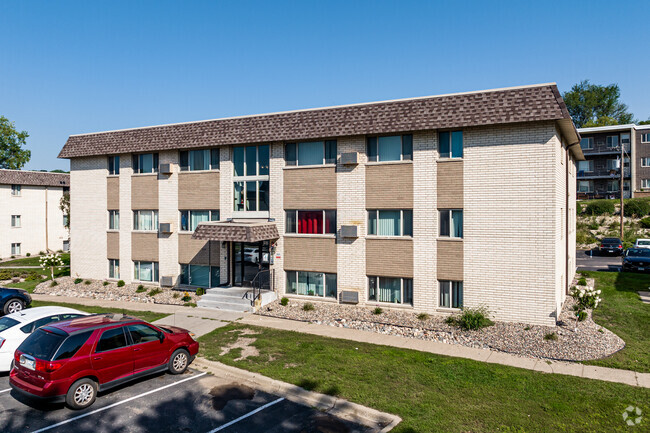 Building Photo - The Oaks of West St. Paul Rental