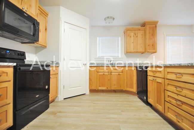 Photo - 3 Bed / 1.5 Bath Townhome in Tremonton – Great Location!