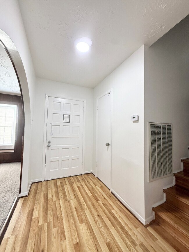 Photo - 10423 Kirkshire Dr