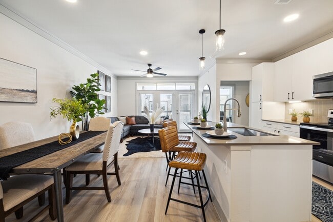 Photo - Dakota at Hillcroft