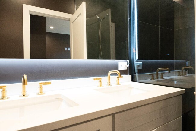 Photo - 6206 S St Lawrence Ave