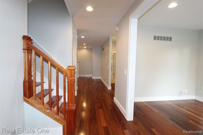 Photo - 1090 Oakwood Dr