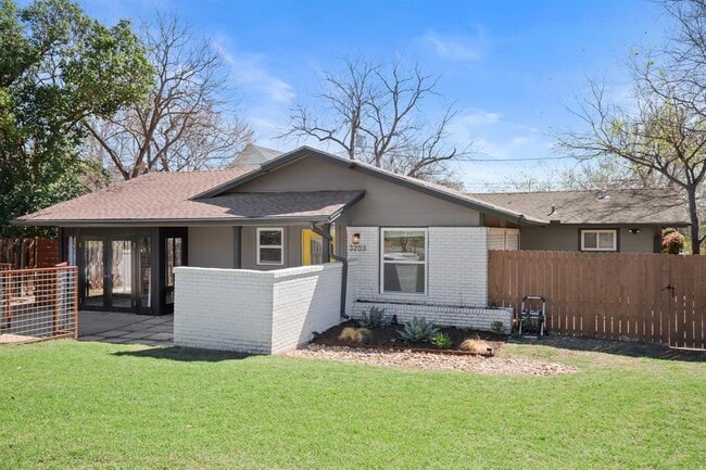 Building Photo - 3203 S Oak Dr