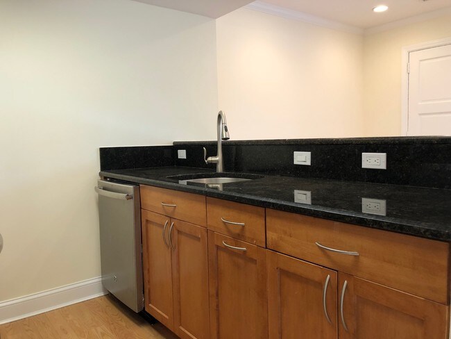 Building Photo - 50 Gerry Rd Unit 7UVF