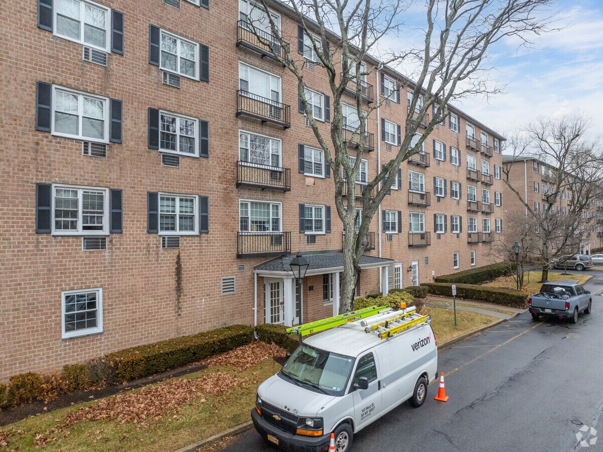 1-4 Consulate Dr - Consulate on the Park