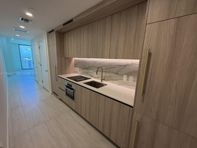 Building Photo - 77 SE 5th St Unit 4004