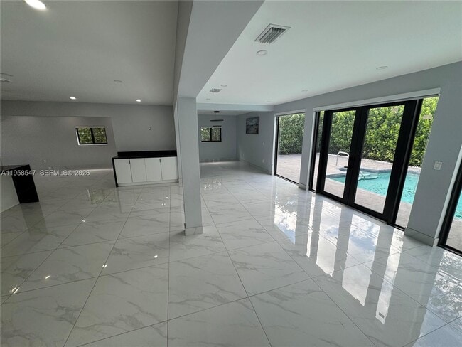 Photo - 575 NE 179th Dr