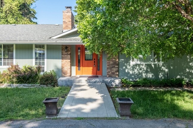 Building Photo - Large corner lot home in desirable Woodland Heights.