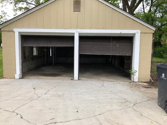 Photo - 2711 Woodbine Ave