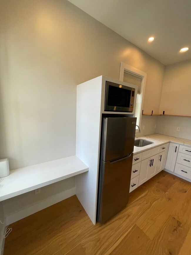 Photo - 907 Ashley Ave Unidad Studio behind Main House