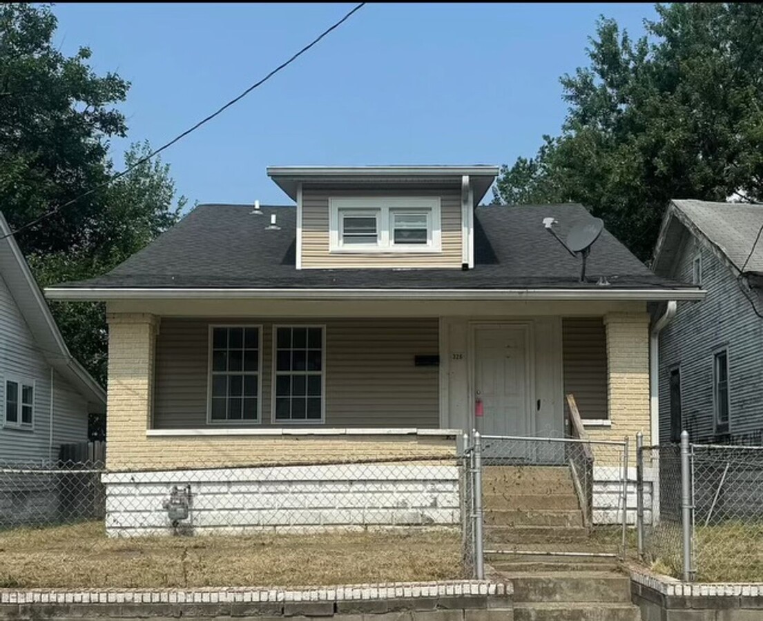 Renovated 4 bedroom on a quiet street! - Renovated 4 bedroom on a quiet street! House