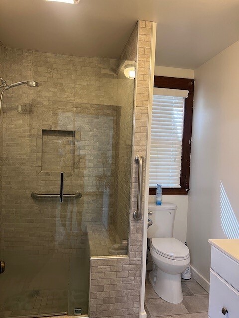 Baño - 2741 N White Ave